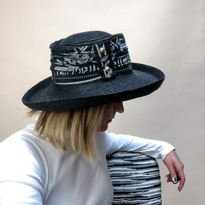 BLACK STRAW HAT WITH BLACK AND WHITE PRINT BAND