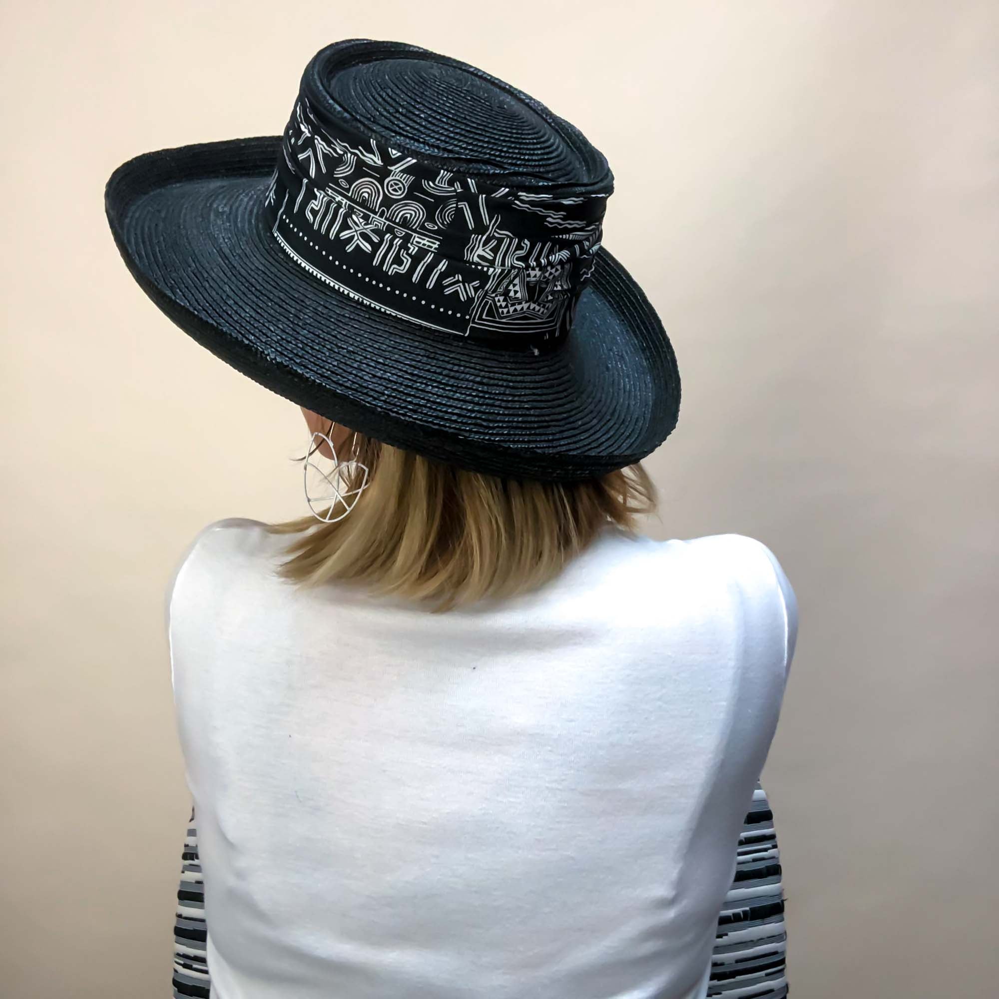 BLACK STRAW HAT WITH BLACK AND WHITE PRINT BAND